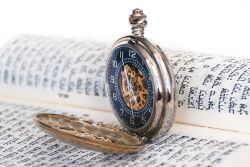 Uhr auf Bibel