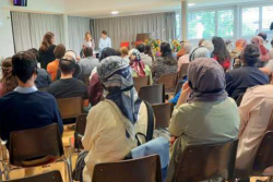 Menschen im Saal