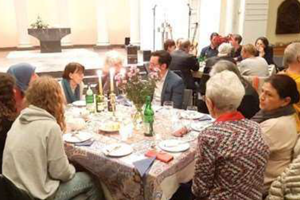 Menschen im Saal